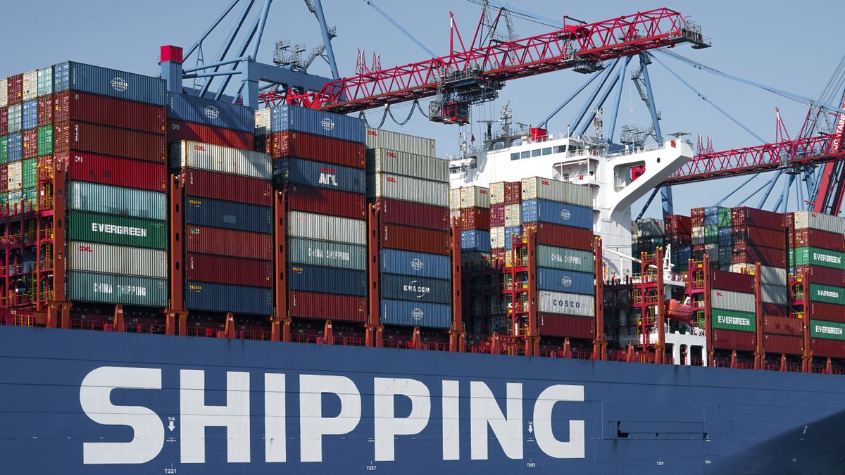 Freight forwarding kapal kontainer di pelabuhan